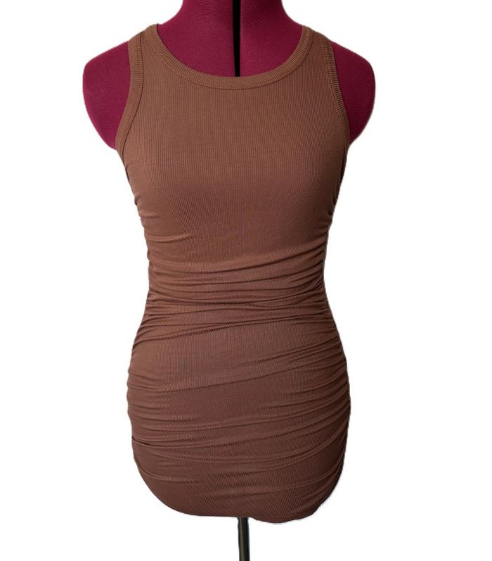 Mini robe légère et moulante froncée sur les côtés marron neuve S/36