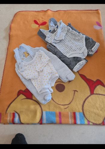 2 combinaison taille 0 mois et 1 mois