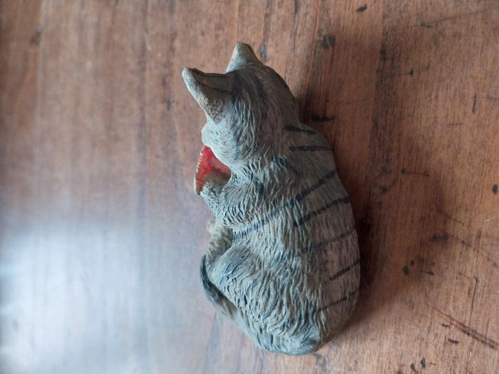 Figurine chat gris dans panier en osier – déco / collection - photo numéro 3