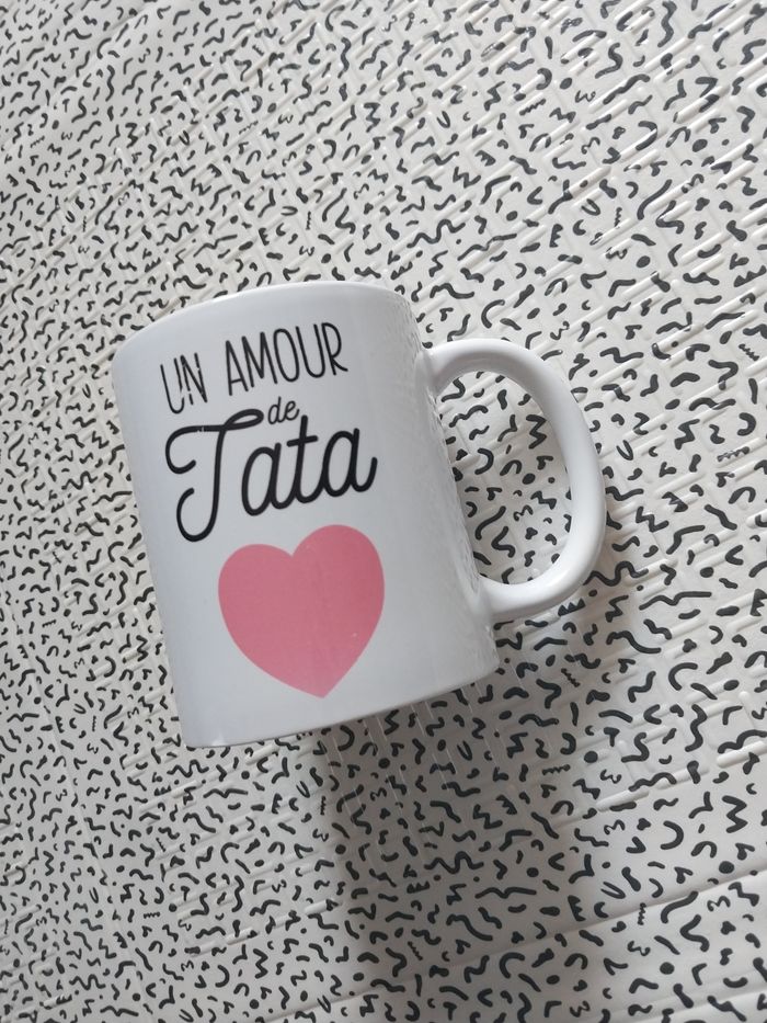Tasse “Un amour de Tata” – Derrière la porte