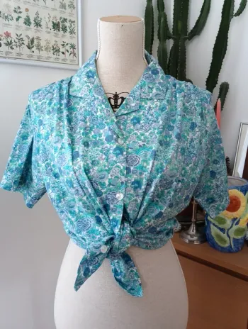 Chemise vintage manches courtes petites fleurs bleues et vertes