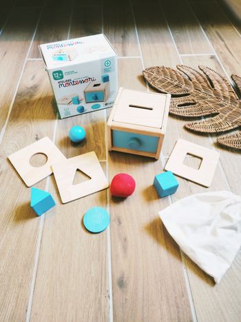 🔴Boîte notion de permanence 4 en 1 avec formes à encastrer en bois et tissu marque Oxybul