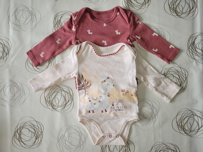 Lot 2 bodies manches longues / Taille 6 mois