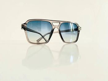 Lunette de soleil mixte grise transparente verres bleus dégradés UV protection catégorie 2