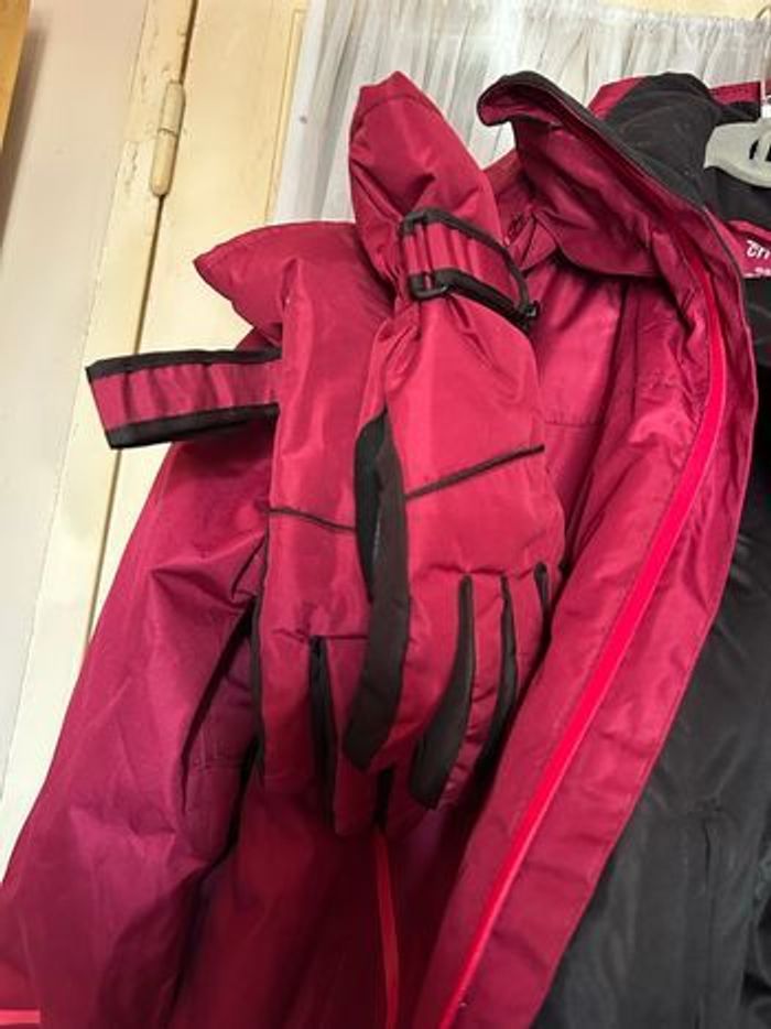 Ensemble de ski blouson pantalon et  gants , ensemble neuf jamais porté - photo numéro 6