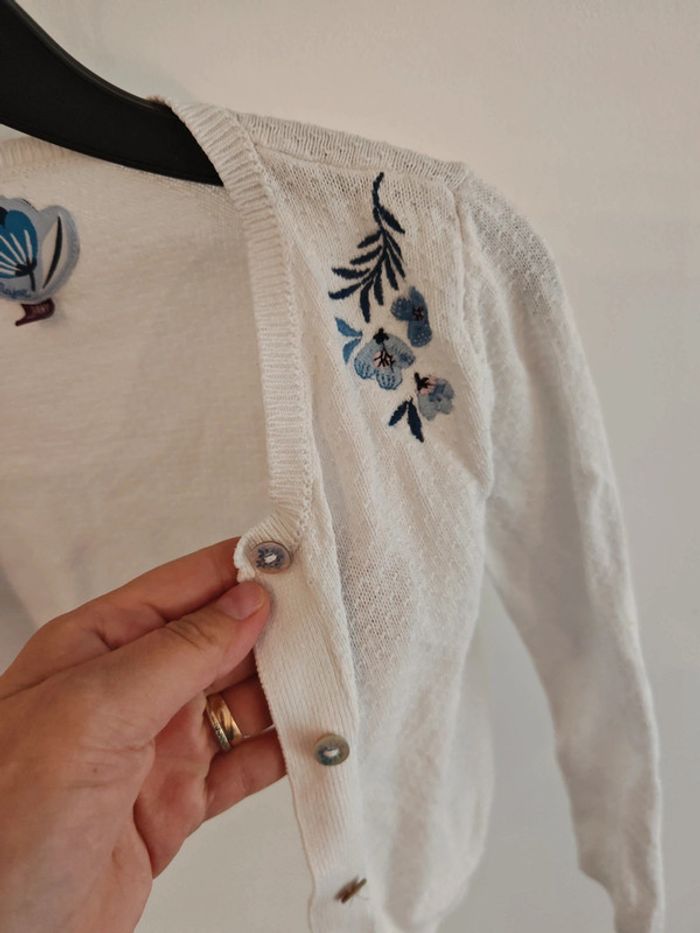 Gilet blanc et fleurs bleues 3 ans - photo numéro 3