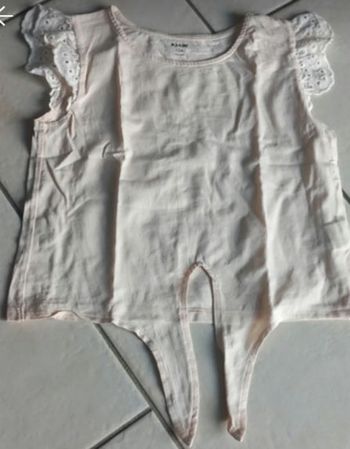 Tee shirt a nouer beige kiabi 10 ans fille tbe