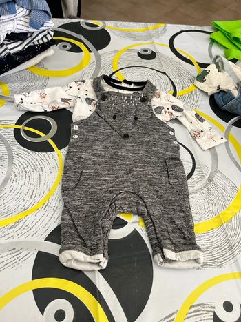 Ensemble combinaison et tee shirt manche longue