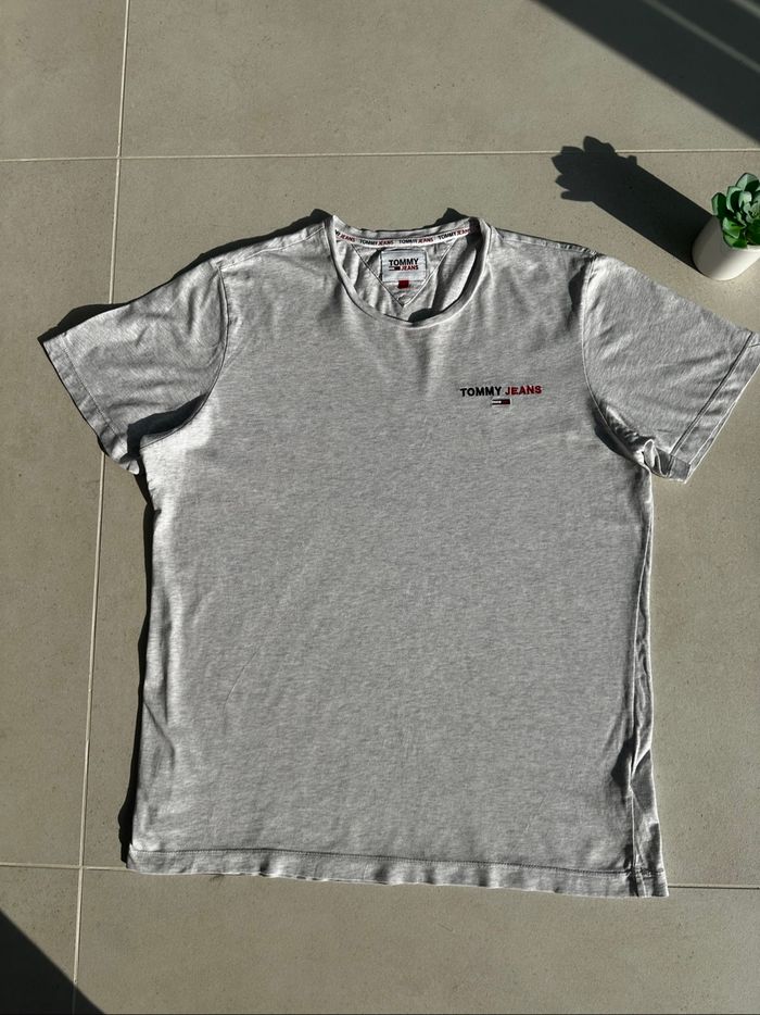 T-shirt Tommy Jeans col rond gris taille L 👕 - photo numéro 4