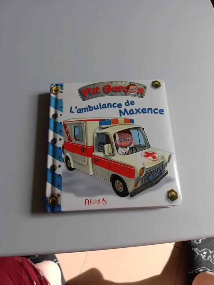 Livre petit garçon l'ambulance de Maxence