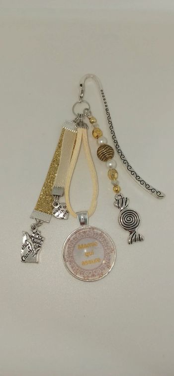 Cadeau mamie, bijoux de sac ou marque page " mamie qui assure"