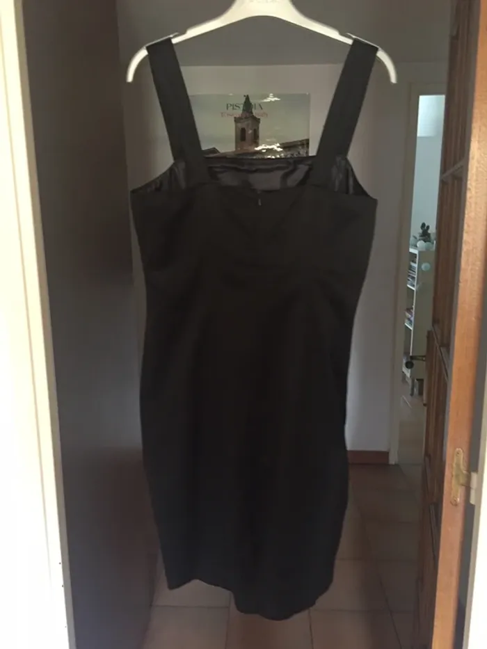Robe noire à bretelles - photo numéro 3