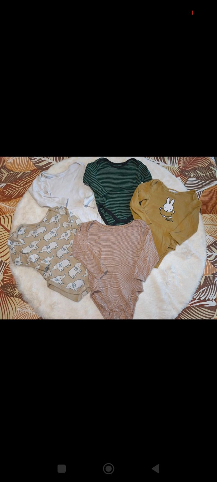 Lot bodies 24mois
