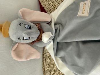 Doudou Éléphant Dumbo avec mouchoir- col bordeaux- Disney