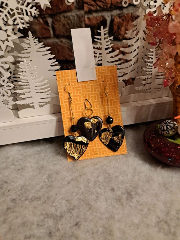 Boucles d'oreilles pendante avec pendentif assortie noir et doré - photo numéro 7