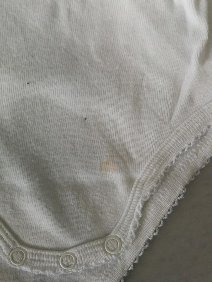 Lot de 4 bodies manches courtes fille été 6 mois - photo numéro 4