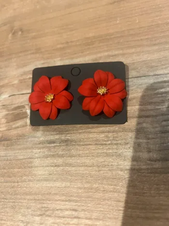Boucles d’oreilles fleurs rouge Neuve