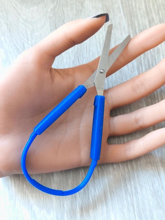 Ciseaux à boucle bleu