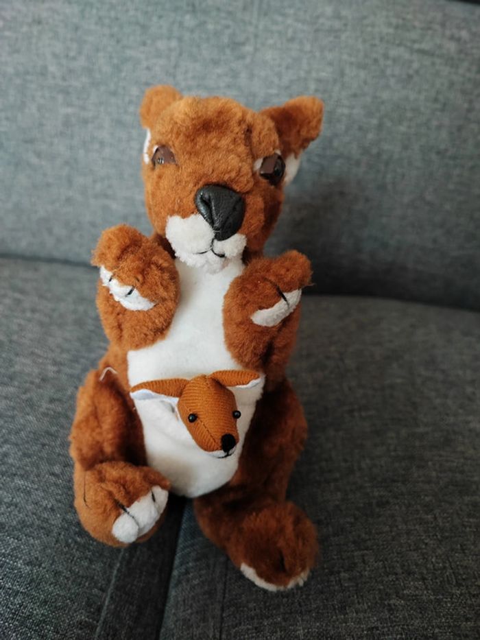 Peluche kangourou avec bébé dans le ventre