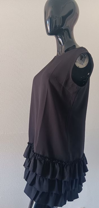 Robe noir chic à volants taille L