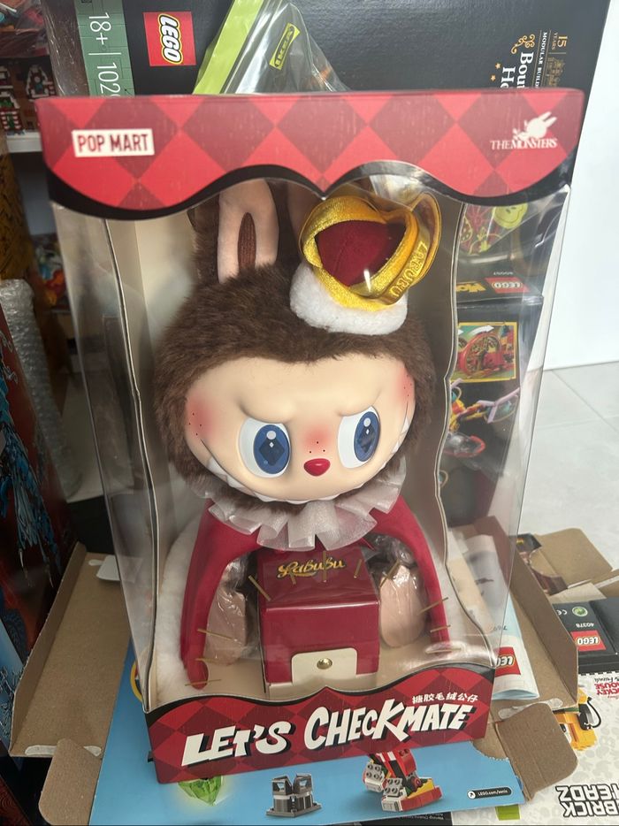 Labubu peluche monsters checkmate