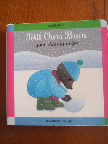 Livre petit ours brun joue dans la neige 