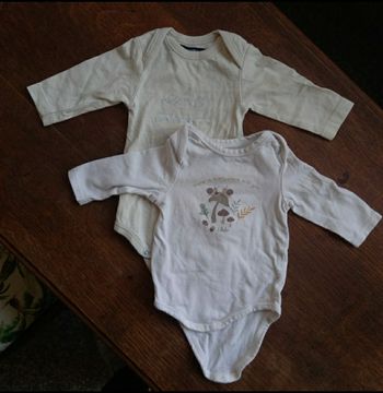 Lot 1 - deux bodies, un blanc  un crème