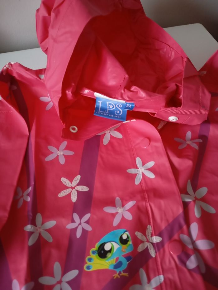 Imperméable ciré. 8!ans . Vinyl Rose et imprimé petshop. Très bon état - photo numéro 5