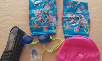Lot bonnet brassard et lunette
