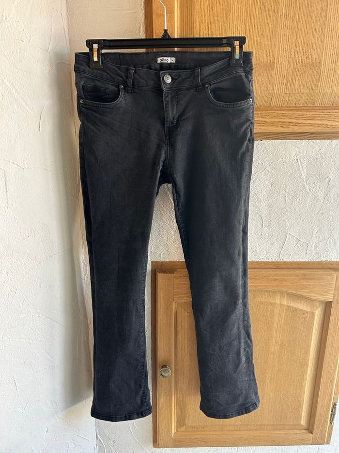 Jean noir Gémo bootcut - taille 42 - photo numéro 1
