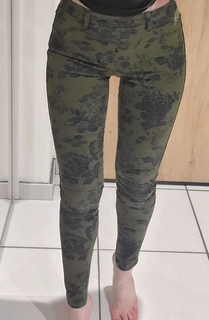 Très joli pantalon kaki motif floral de marque Camaïeu S - photo numéro 4