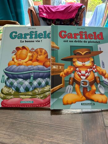 Lot de 2 bandes dessinées bd - dargaud - garfield 9 23 la bonne vie est un drôle de pistolet