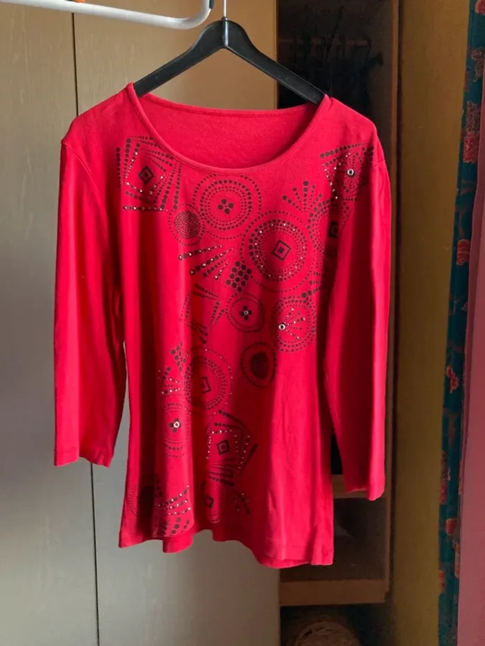 Superbe blouse jamais portée coton rouge perles noires taille M