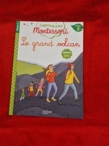 Livre j'apprends à lire montessori le grand volcan