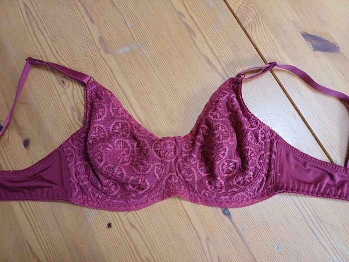 Soutien-gorge bordeaux - photo numéro 3