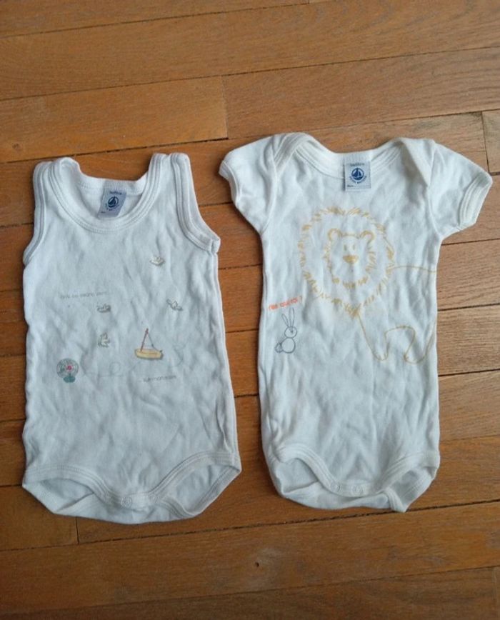 Lot 2 bodies été Petit Bateau manches courtes 3 mois