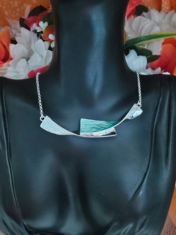 Collier avec sa bande légèrement torsadée, ikita, acier inoxydable