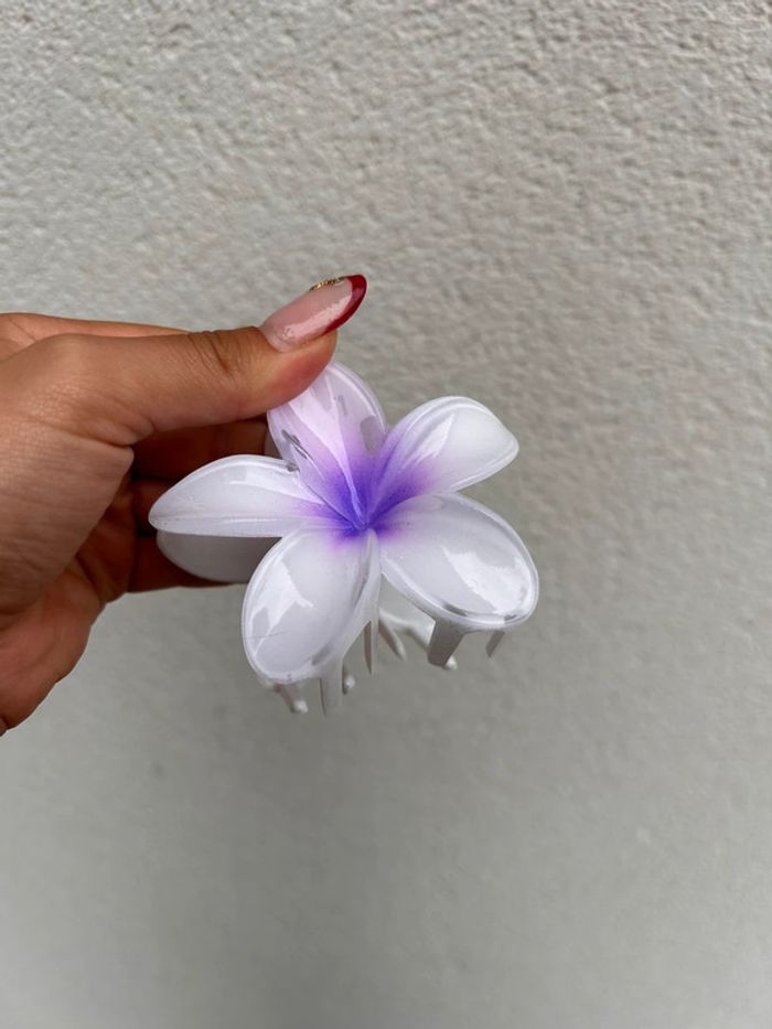 Pince à cheveux violette pour l’été