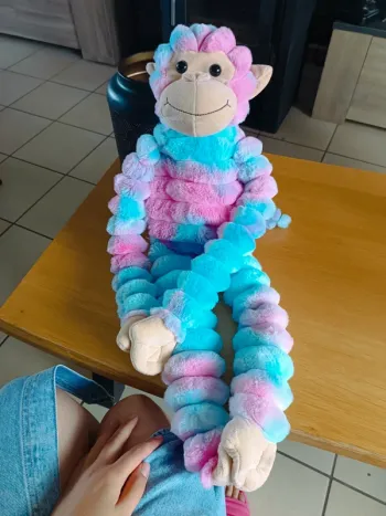 Peluche singe qui s'aggrippe