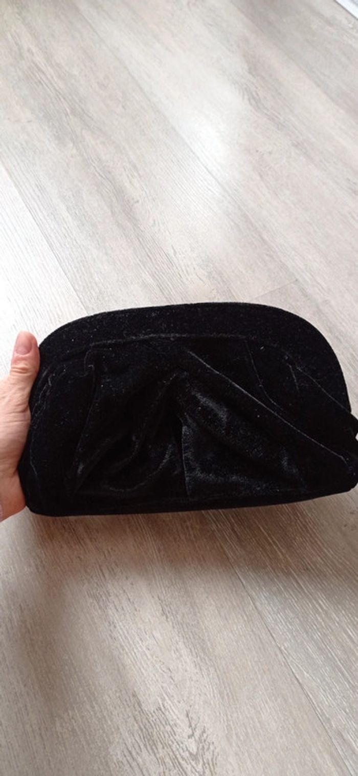 Sac en velours noir
Très bon état
Marque old navy - photo numéro 4