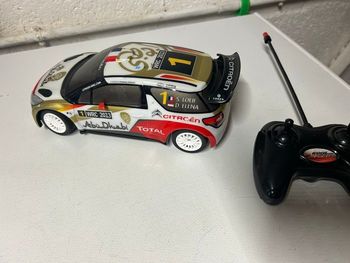 Voiture télécommandée