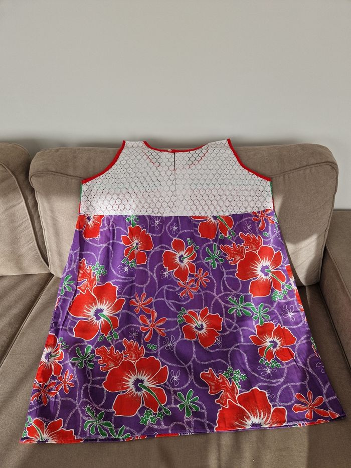 Robe polynésienne violette à fleurs rouge à détail dentelle - photo numéro 10