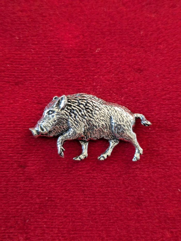 Pin's sanglier solitaire en étain signé Brown