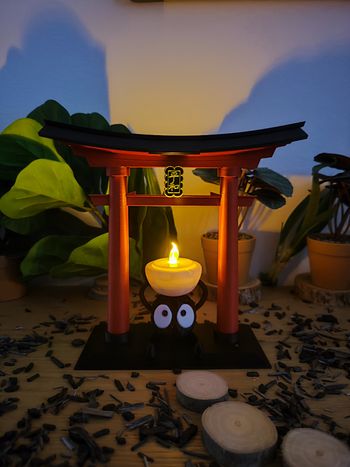 Lot d'un torii et d'une bougeoir Susuwatari Ghibli, studio Ghibli, japon, kodama