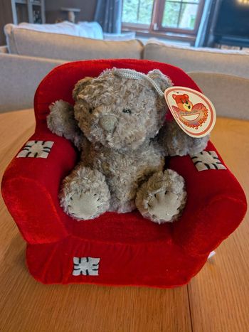 Ours gris dans son petit canapé rouge. Neuf avec étiquette