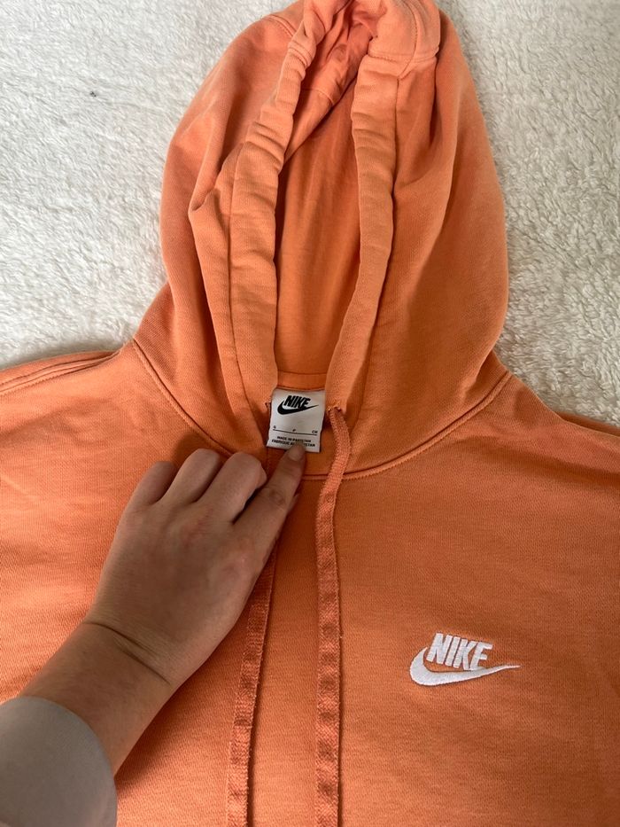 Pull Nike couleur corail - photo numéro 4