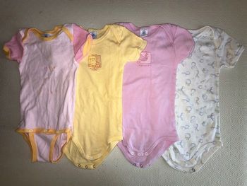 Lot 4 bodys 24 mois 86 cm Petit Bateau 