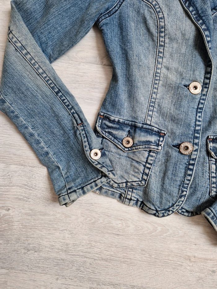 Veste en jean cintrée used Bershka taille S convient à un XS - photo numéro 3