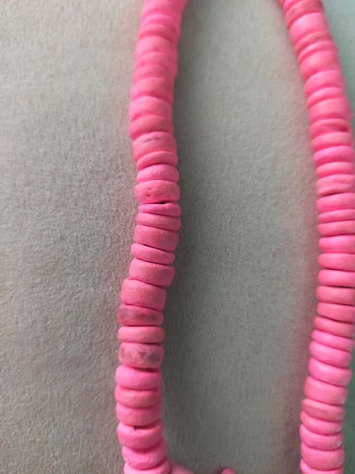 Collier ethnique rose vif en perles naturelles + grand pendentif floral nacré - photo numéro 13