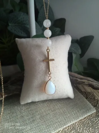 Collier pierres de lune et croix dorée + pendentif opaline sertie